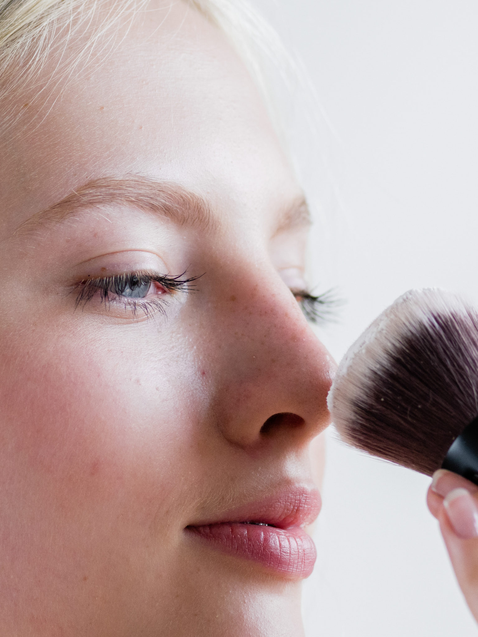 makeup brush powder woman applying cosmetics natur 3CALW97 1536x2048 1